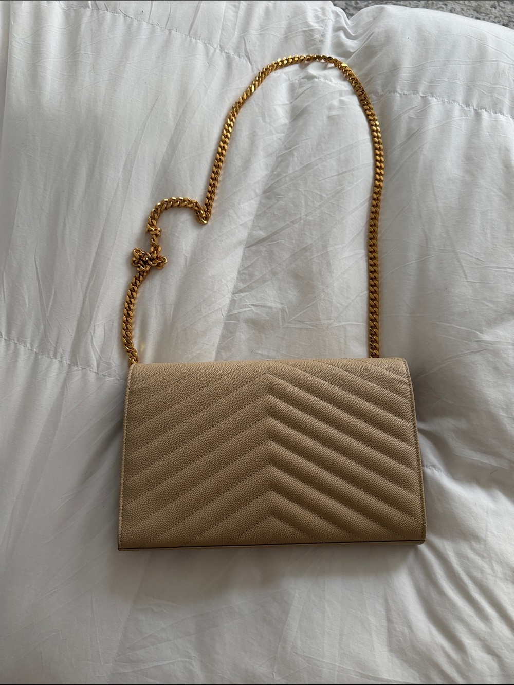 CASSANDRE ENVELOPE CHAIN WALLET IN GRAIN DE POUDRE LEATHER - Picture 4 of 6